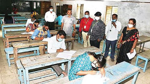 காட்பாடி அரசு மகளிர் மேல்நிலைப்பள்ளியில் நேற்று நடைபெற்ற எழுத்துத்தேர்வை ஆய்வு செய்த கண்காணிப்பு அலுவலர்கள்.