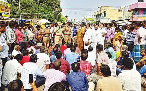 செய்யாறில் நேற்று சாலை மறியலில் ஈடுபட்ட வணிகர்களிடம் பேச்சுவார்த்தை நடத்திய காவல்துறையினர்.