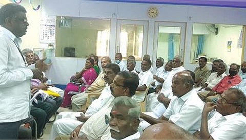 தமிழ்நாடு மாநில தொடக்க கூட்டுறவு வங்கி ஓய்வு பெற்ற பணியாளர்கள் நலச்சங்கத்தின் (டாக்பியா) கூட்டத்தில் பேசினார் சங்கத்தின் மாவட்டச் செயலாளர் ஆ.ம.ஆசிரியதேவன்.