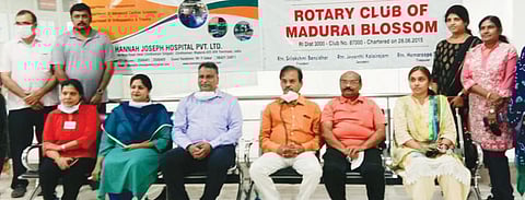 ஹானா ஜோசப் மருத்துவமனையில் நடந்த மருத்துவ முகாமில் பங்கேற்ற வக்புவாரியக் கல்லூரி முன்னாள் முதல்வர் அப்துல்காதிர், மருத்துவர்கள் கவிதா, மாதவன் உள்ளிட்டோர்.