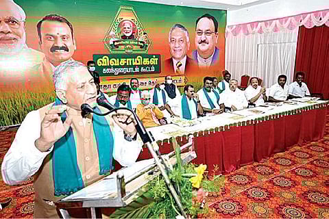 தஞ்சாவூரில் பாஜக சார்பில் நேற்று நடைபெற்ற கலந்துரையாடல் கூட்டத்தில் பேசுகிறார் மத்திய இணை அமைச்சர் வி.கே.சிங். உடன், மாநிலத் தலைவர் முருகன் உள்ளிட்டோர்.