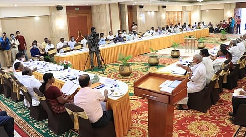 ஆதிதிராவிடர் நல உயர்மட்டக்குழுக் கூட்டத்தில் பங்கேற்காத ஐஏஎஸ் அதிகாரிகளால் சர்ச்சை; பத்திரிகையாளர்களை வெளியேறச் சொன்ன முதல்வர் நாராயணசாமி