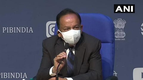 மத்திய சுகாதாரத்துறை அமைச்சர் ஹர்ஸவர்த்தன் டெல்லியில் இன்று பேட்டி அளித்த காட்சி : படம் ஏஎன்ஐ