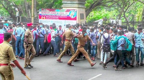 அரசுப் பள்ளி மாணவர்களுடன் புதுவை ஆளுநர் மாளிகையை முற்றுகையிட்ட மாணவர் காங்கிரஸார்: போலீஸ் வேனை மறித்ததால் தடியடி