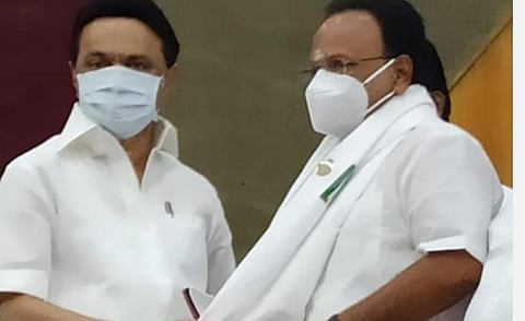 ஸ்டாலின் முன்னிலையில் கோவை அதிமுக முன்னாள் மேயர் திமுகவில் இணைந்தார்; சுயநலத்துக்காகச் சென்றதாக அதிமுக குற்றச்சாட்டு