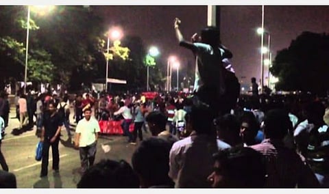 புத்தாண்டு இரவு கொண்டாட்டங்களுக்கு அனுமதி இல்லை; கடற்கரைகளில் பொதுமக்கள் கூட தடை: தமிழக அரசு உத்தரவு