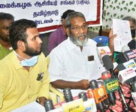 திருவள்ளுவர் பல்கலைக்கழகத்தில் முறைகேடு நடப்பதாக செய்தியாளர் களை சந்தித்த ஆசிரியர் சங்க மண் டல தலைவர் ஆசிப் இக்பால், ஓய்வு பெற்ற பேராசிரியர் இளங்கோவன். படம்: வி.எம்.மணிநாதன்.