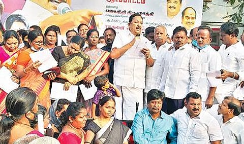 சமையல் எரிவாயு விலை உயர்வை எதிர்த்தும் மத்திய அரசை கண்டித்தும் வேலூர் தலைமை தபால் நிலையம் எதிரே நேற்று ஆர்ப்பாட்டத்தில் ஈடுபட்ட திமுக மகளிரணியினர். அடுத்த படங்கள்: திருப்பத்தூர் வட்டாட்சியர் அலுவலகம் முன்பாக ஆர்ப்பாட்டத்தில் ஈடுபட்ட திமுக மகளிரணியினர். திருவண்ணாமலையில் ஆர்ப்பாட்டத்தில் ஈடுபட்ட திமுக மகளிரணியினர். கடைசிப் படம்: ராணிப்பேட்டையில் மகளிரணி ஆர்ப்பாட்டத்தை தொடங்கி வைத்து பேசும் திமுக மாவட்ட செயலாளரும், சட்டப்பேரவை உறுப்பினருமான ஆர்.காந்தி.