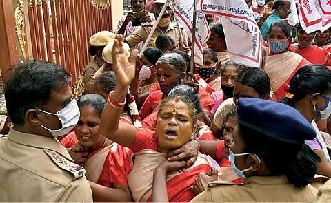 தூத்துக்குடி மாவட்ட ஆட்சியர் அலுவலகம் முன்பு முற்றுகை போராட்டம் நடத்திய அனைத்திந்திய ஜனநாயக மாதர் சங்கத்தினர். படம்: என்.ராஜேஷ்