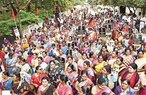 காஸ் சிலிண்டர் விலை உயர்வைக் கண்டித்து திருச்சி மத்திய, வடக்கு மாவட்ட திமுக மகளிரணி சார்பில் மாவட்ட ஆட்சியர் அலுவலகம் அருகே நேற்று நடைபெற்ற ஆர்ப்பாட்டத்தில் பங்கேற்றோர்.படம்: ஜி.ஞானவேல்முருகன்