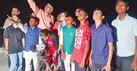 தமிழ்நாடு அறிவியல் இயக்கம் சார்பில் சேலம் இரும்பாலை பகுதியில் வைக்கப் பட்டிருந்த தொலைநோக்கி மூலம் வானில் நேற்று ஒரே நேர்க்கோட்டில் தோன்றிய வியாழன் மற்றும் சனி கோள்களை குழந்தைகள் மற்றும் பெரியவர்கள் பார்த்தனர்.