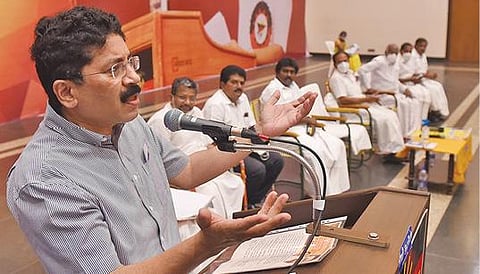 திமுக சார்பில், ‘விடியலை நோக்கி ஸ்டாலினின் குரல்’ கலந்துரையாடல் நிகழ்ச்சி சேலத்தில் நடைபெற்றது. இதில், எம்பி தயாநிதி மாறன், கட்டிடத் தொழிலாளர்களிடம் குறைகளை கேட்டறிந்து பேசினார். அருகில் எம்பி பார்த்திபன், எம்எல்ஏ ராஜேந்திரன் உள்ளிட்டோர். படம்: எஸ். குரு பிரசாத்