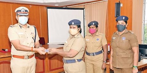 காவல்நிலையங்களில் நியமிக்கப்பட்டுள்ள வரவேற்பு காவலர்களுக்கு பேட்ஜை வழங்கிய மதுரை மாநகர காவல் ஆணையர் பிரேமானந்த் சின்கா.