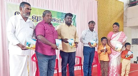 விழாவில் கவிதை நூல் வெளியிட்ட பேராசிரியர்கள் அழகுபாரதி, ஆனந்தகுமார், உடன் நூலாசிரியர் கூடற்பாணன் உள்ளிட்டோர்.