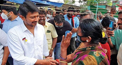 கடலூர் அருகே ராமாபுரத்தில் கூடிய மக்களிடையே பிரச்சாரம் மேற்கொண்டு, குறைகளை கேட்டறியும் திமுக இளைஞரணி செயலாளர் உதயநிதி ஸ்டாலின்.