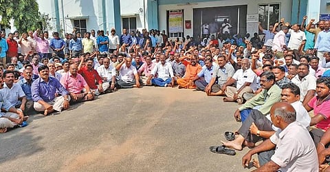 தனியார் மயமாக்கும் நடவடிக்கையை கண்டித்து தமிழ்நாடு மின்வாரிய தொழிற்சங்கங்களின் கூட்டு நடவடிக்கைக் குழு சார்பில் கடலூர் மின்வாரிய மேற்பார்வை பொறியாளர் அலுவலகத்தில் காத்திருப்பு போராட்டம் நடைபெற்றது.