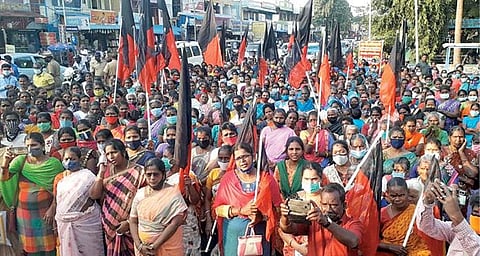 திருப்போரூர் பேருந்து நிலையம் அருகே திமுகவின் மகளிர் அணி சார்பில் நடைபெற்ற கண்டன ஆர்ப்பாட்டத்தில் பங்கேற்ற பெண்கள்.