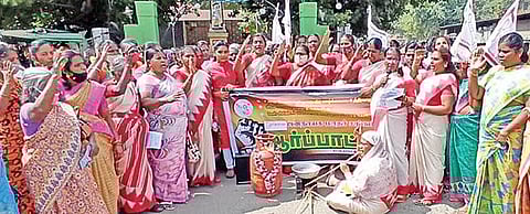 சமையல் எரிவாயு விலை உயர்வு ரத்து உள்ளிட்ட கோரிக்கைகளை வலியுறுத்தி கோவை, திருப்பூர், பொள்ளாச்சியில் பெண்கள் ஆர்ப்பாட்டம்