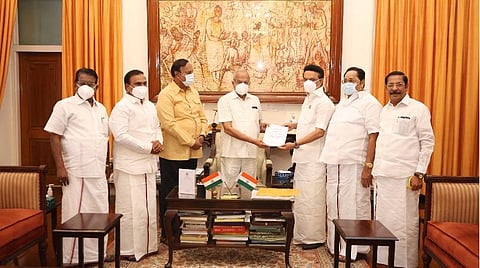 ஆளுநரை சந்தித்து மனு வழங்கிய மு.க.ஸ்டாலின்.