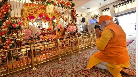 டெல்லியில் உள்ள குருத்வாராவில் பிரதமர் மோடி வழிபாடு நடத்திய காட்சி: படம் | ஏஎன்ஐ.