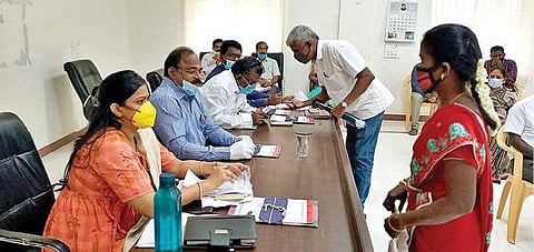 திருப்பத்தூர் மாவட்ட ஆட்சியர் அலுவலக கூட்டரங்கில் நடைபெற்ற மக்கள் குறை தீர்வுக்கூட்டத்தில் பொதுமக்களிடம் இருந்து மனுக்களை பெற்ற ஆட்சியர் சிவன் அருள். அருகில், மாவட்ட வருவாய் அலுவலர் தங்கைய்யா பாண்டியன் உள்ளிட்டோர்.