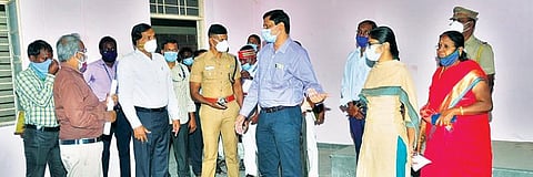 ராணிப்பேட்டை மாவட்டத்தில் சட்டப்பேரவை தேர்தலுக்கான வாக்கு எண்ணும் மையத்தில் ஆய்வு செய்த ஆட்சியர் கிளாட்ஸ்டன் புஷ்பராஜ். அருகில், எஸ்பி மயில்வாகனன், சார் ஆட்சியர் இளம்பகவத் உள்ளிட்டோர்.