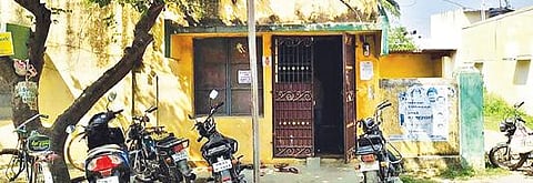 திருப்பத்தூரில் சிகரெட் பண்டல்கள் திருடு போன ஏஜென்சி கிடங்கு.