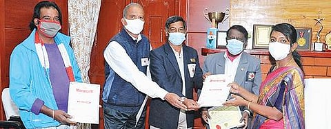 கரோனா காலத்தில் ரத்த தானம் செய்தவர்களுக்கு பாராட்டுச் சான்றிதழ் வழங்கிய நீலகிரி மாவட்ட ஆட்சியர் ஜெ.இன்னசென்ட் திவ்யா.