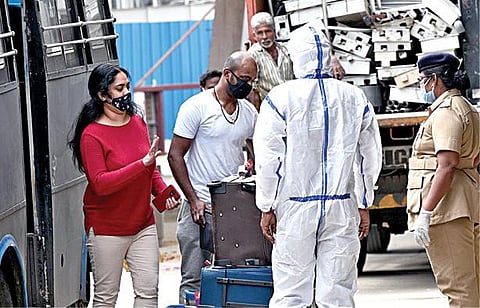 பிரிட்டனில் இருந்து சென்னை விமான நிலையம் வந்த பயணிகள் கரோனா பரிசோதனைக்கு உட்படுத்தப்பட்டனர். அதைத் தொடர்ந்து, ஹோட்டலில் தனிமைப்படுத்துவதற்காக வாகனங்களில் அழைத்துச் செல்லப்பட்ட பயணிகள்.படங்கள்: எம்.முத்துகணேஷ்