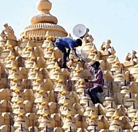 குஜராத் சோமநாதர் கோயிலில் நடந்துவரும் தங்க கோபுர பணி.