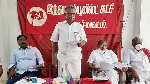 தஞ்சாவூரில் இன்று இந்தியக் கம்யூனிஸ்ட் கட்சியின் மாநில செயலாளர் இரா.முத்தரசன் மாவட்ட குழு கூட்டத்தில் பேசுகிறார். அருகில் மாநில துணை செயலாளர் கே.சுப்பராயன், தேசிய குழு உறுப்பினர் கோ.பழனிச்சாமி, மாவட்ட செயலாளர் மு.அ.பாரதி மற்றும் பலர் உள்ளனர்.