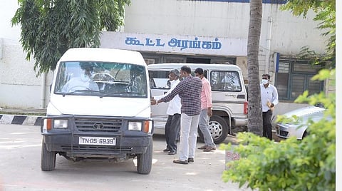 ஆவின் மேலாளர் ரவியை லஞ்ச ஒழிப்பு போலீஸார் கைது செய்து அழைத்துச்சென்றனர். படம்.வி.எம்.மணிநாதன்