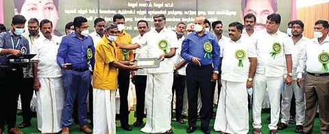 வேலூர் அடுத்த இடையன்சாத்து பகுதியில் நலத்திட்ட உதவிகளை வழங்கிய அமைச்சர் கே.சி.வீரமணி. அருகில், மாவட்ட ஆட்சியர் சண்முகசுந்தரம் உள்ளிட்டோர். படம்:வி.எம்.மணிநாதன்.