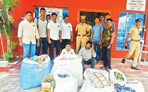 கைதான இருவர்.