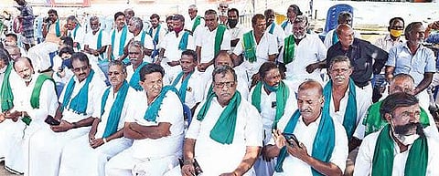 திருச்சி சிந்தாமணி அண்ணாசிலை அருகே நேற்று உண்ணாவிரத போராட்டத்தில் ஈடுபட்ட தமிழ்நாடு விவசாய சங்கங்களின் கூட்டியக்கத்தினர்.படம்: ஜி.ஞானவேல்முருகன்