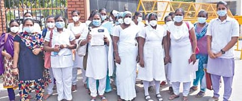 மீண்டும் பணி வழங்கக் கோரி, சேலம் ஆட்சியர் அலுவலகத்தில் மனு அளிக்க வந்த கரோனா தடுப்பு செவிலியர் ஒப்பந்த உதவியாளர்கள்.