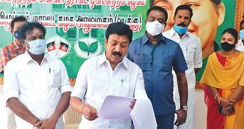 திமுகவினர் மீது உள்ள வழக்குகள் விவரத்தை படித்து காட்டுகிறார் அமைச்சர் சி.வி.சண்முகம்.