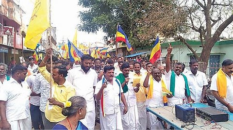 திருவெண்ணைநல்லூர் பேரூராட்சி அலுவலகம் முன்பு பாமக சார்பில் போராட்டம் நடைபெற்றது.