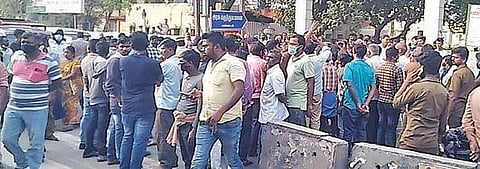 லாரிகள் மோதிய விபத்தில் இருவர் உயிரிழப்பு இழப்பீடு கோரி உறவினர்கள் மறியல்