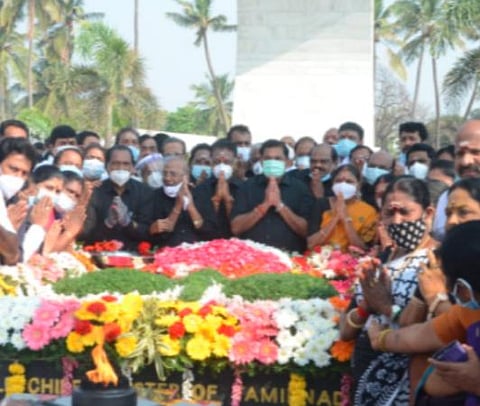 எம்ஜிஆர் நினைவிடத்தில் ஈபிஎஸ் - ஓபிஎஸ் உள்ளிட்டோர் மரியாதை.