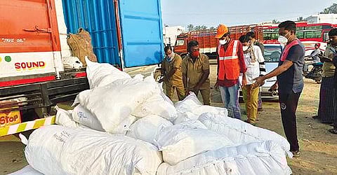 திருப்பத்தூரில் நேற்று 2 டன் எடையுள்ள பிளாஸ்டிக் பொருட்களை பறிமுதல் செய்த நகராட்சி அதிகாரிகள். படம்:ந.சரவணன்.