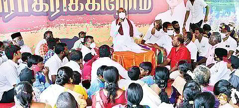 திருவண்ணாமலையில் நேற்று பொதுமக்களுடன் கலந்துரையாடிய திமுக முன்னாள் அமைச்சர் எ.வ.வேலு.