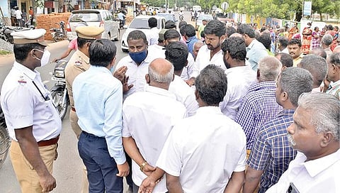 பூ வியாபாரியைத் தாக்கியவர்களை கைது செய்யக்கோரி, திருநெல்வேலி காவல்துறை ஆணையர் அலுவலகத்தில் மனு அளிக்க குவிந்த பொதுமக்களிடம் போலீஸார் பேச்சுவார்த்தை நடத்தினர். படம்: மு.லெட்சுமி அருண்.