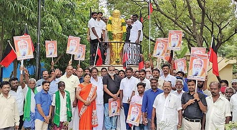 பெரியார் நினைவு தினத்தையொட்டி திமுக உட்பட பல்வேறு கட்சியினர் கீழப்பாவூரில் அமைதி ஊர்வலம் சென்று பெரியார் சிலைக்கு மாலை அணிவித்தனர்.