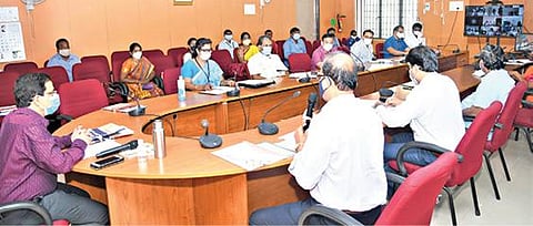 சேலம் ஆட்சியர் அலுவலகத்தில் காணொலி மூலம் நடந்த விவசாயிகள் குறைதீர் கூட்டத்தில் ஆட்சியர் ராமன் பேசினார். உடன் வேளாண் துறை மற்றும் தோட்டக்கலைத்துறை அதிகாரிகள் உள்ளிட்டோர்.