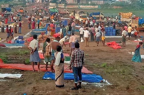 மானாமதுரையில் வைகை ஆற்றுக்குள் நடந்த வாரச்சந்தை.