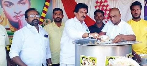 கடலூர் கம்மியம்பேட்டை அருகில் அமைக்கப்பட்டிருந்த எம்ஜிஆர் திருஉருவ படத்திற்கு கடலூர் மாவட்ட எம்ஜிஆர் மன்ற செயலாளர் சேவல் குமார் மாலை அணிவித்து மரியாதை செலுத்தினார். அதனைத் தொடர்ந்து பொதுமக்களுக்கு அன்னதானம் வழங்கப்பட்டது.