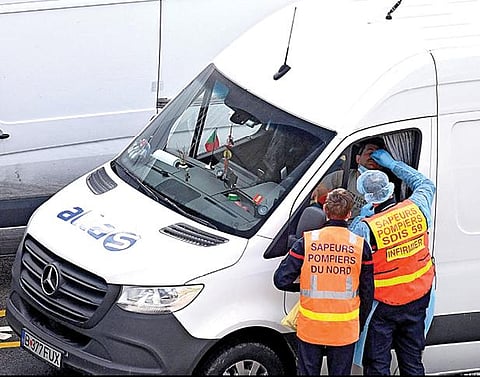 பிரிட்டனில் புதிய வகை கரோனா வைரஸ் பரவி வருகிறது. பிரான்ஸ் எல்லையில் உள்ள டோவர் துறைமுகத்துக்கு அவசரமாக அத்தியாவசியப் பொருட்கள் கொண்டு செல்லப்படுகின்றன. துறைமுக நுழைவு வாயில் அருகே லாரி, வேன் ஓட்டுநர்களுக்கு பிரான்ஸ் தீயணைப்பு படை வீரர்கள் கரோனா பரிசோதனை செய்கின்றனர். படம்: ஏஎப்பி