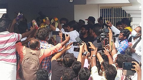 குழுமூரில் அனிதா சிலைக்கு மாலை அணிவிக்கிறார் உதயநிதி.