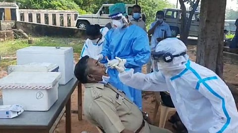 திருநள்ளாறுக்கு பாதுகாப்பு பணிக்கு செல்லும் காவல் துறையினருக்கு கோரிமேடு காவலர் சமுதாய நலக்கூடத்தில் நடந்த கரோனா பரிசோதனை.